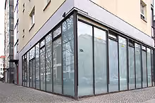 Gebäudeecke mit großer Verglasung – Aufnahme von der bisherigen Website der Praxis.
